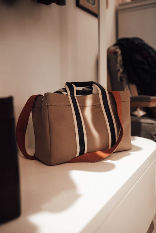 Le guide complet des couleurs Hermès : De l'or au bleu électrique